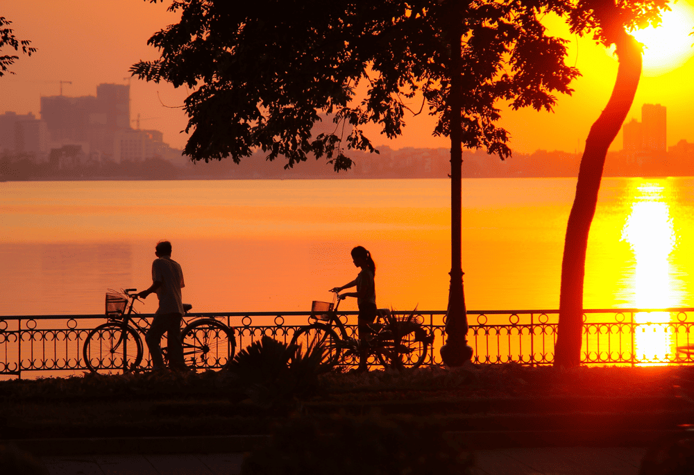 Cycling around West Lake allows travelers to enjoy fresh air, lakeside temples, and quiet neighborhoods (Source: Canva)
